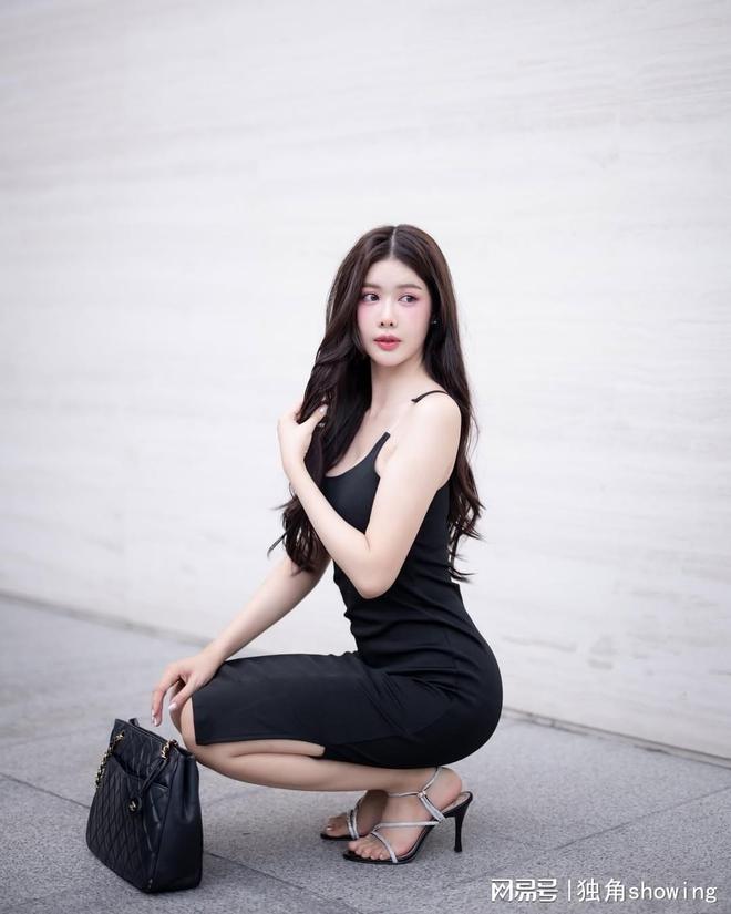 引领时尚潮流青春活力无限新利娱乐黑色吊带连衣裙(图2)