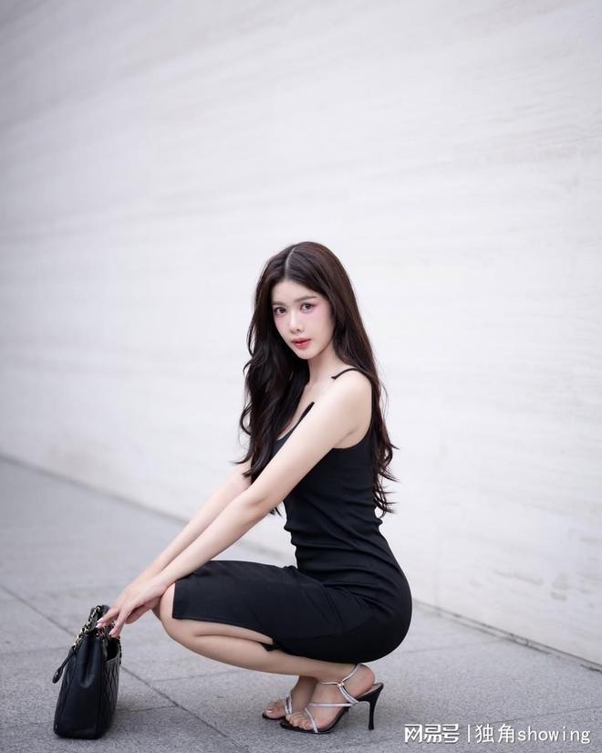 引领时尚潮流青春活力无限新利娱乐黑色吊带连衣裙(图3)