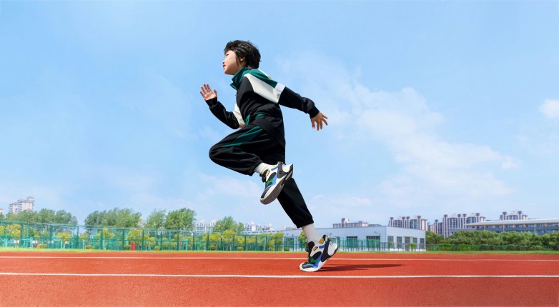 校服鞋」：守护学龄儿童校园运动安全新利体育网站入口基诺浦推出「秒穿