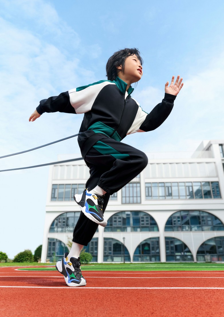 校服鞋」：守护学龄儿童校园运动安全新利体育网站入口基诺浦推出「秒穿(图2)