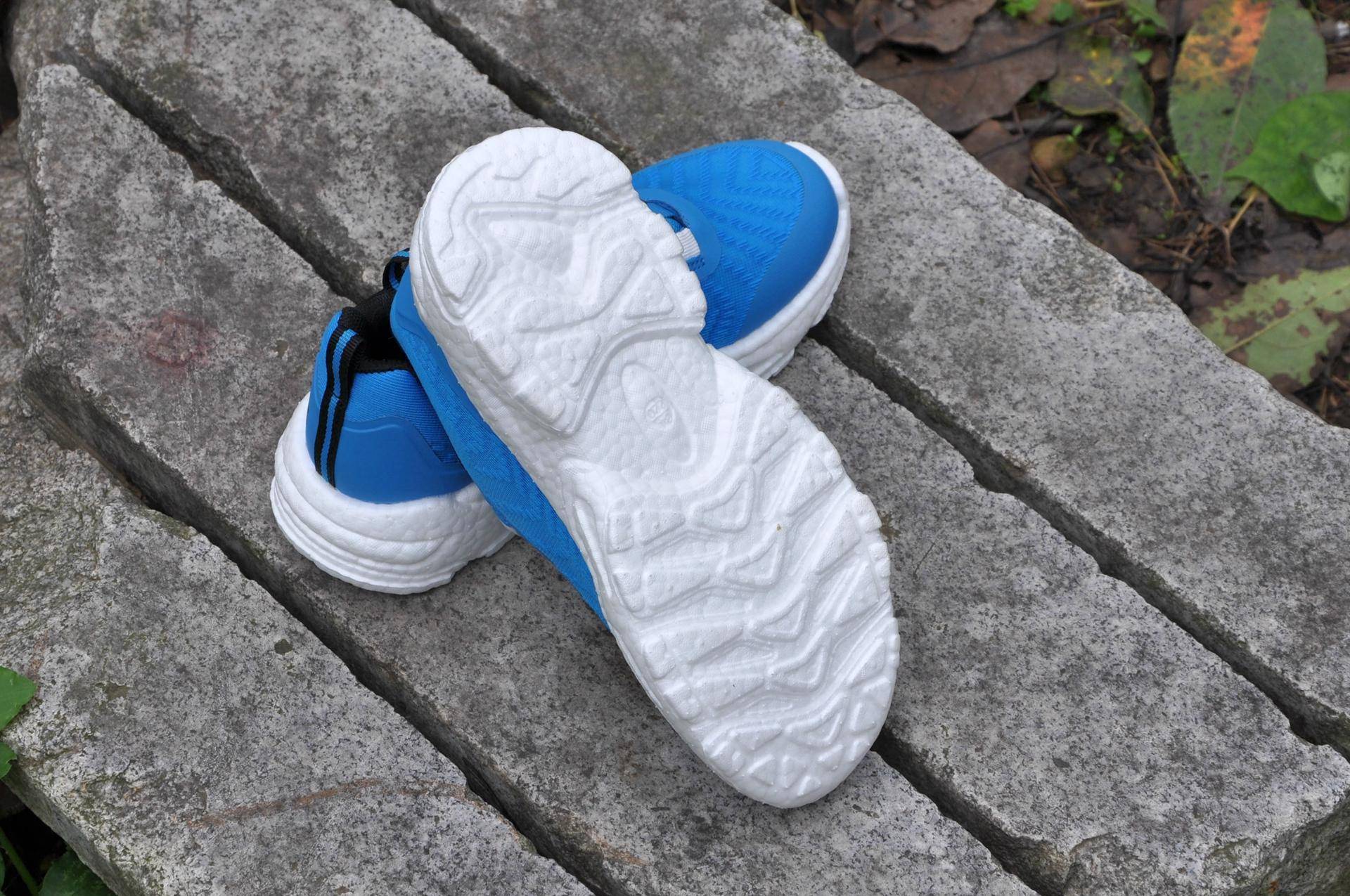 轻弹透气旋钮系带更方便穿脱这是一双适合中大童的跑鞋(图3)