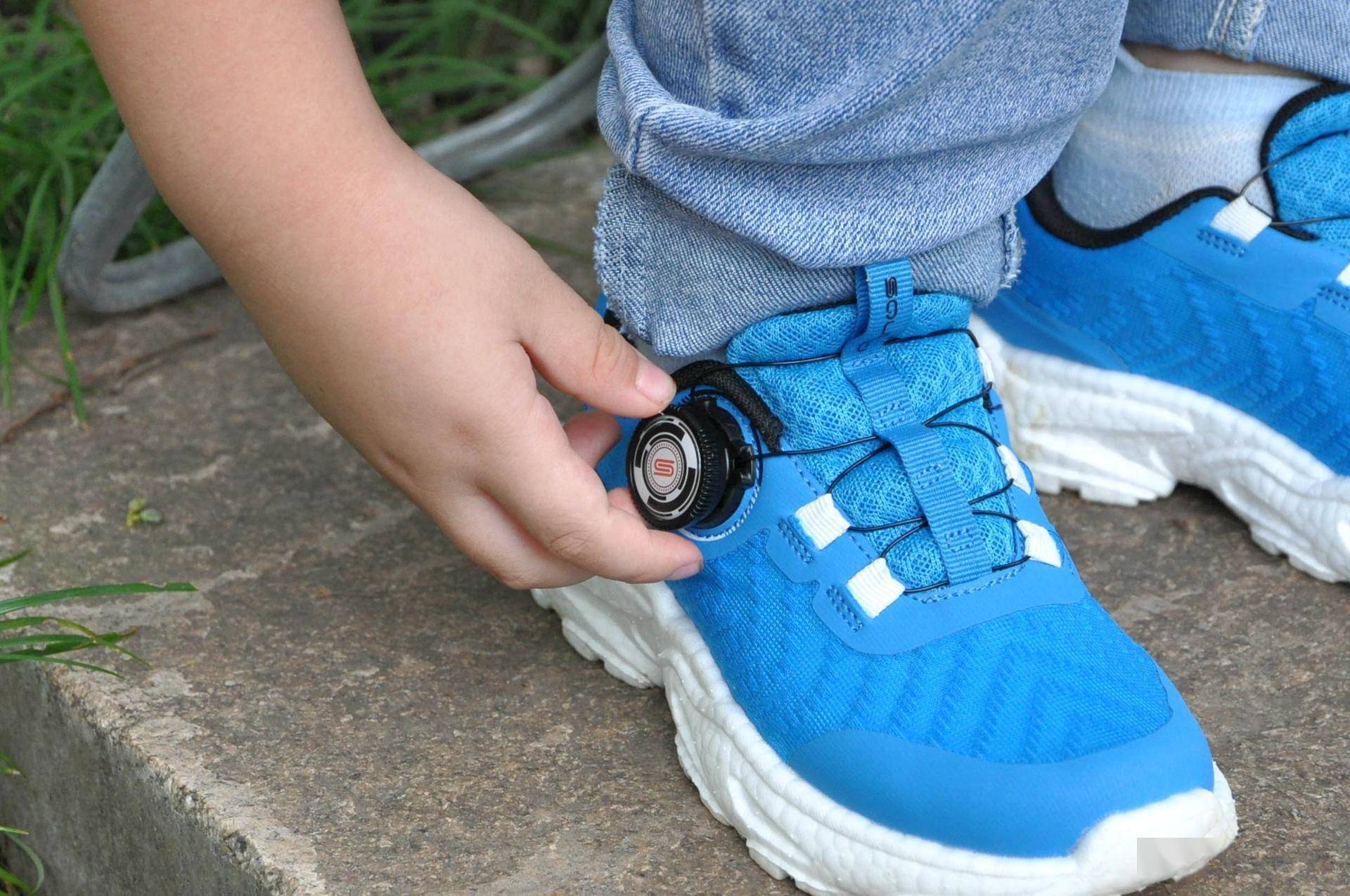 轻弹透气旋钮系带更方便穿脱这是一双适合中大童的跑鞋(图8)