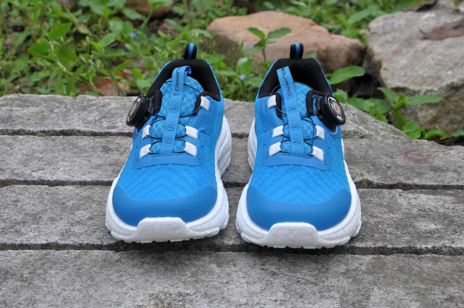 轻弹透气旋钮系带更方便穿脱这是一双适合中大童的跑鞋(图11)