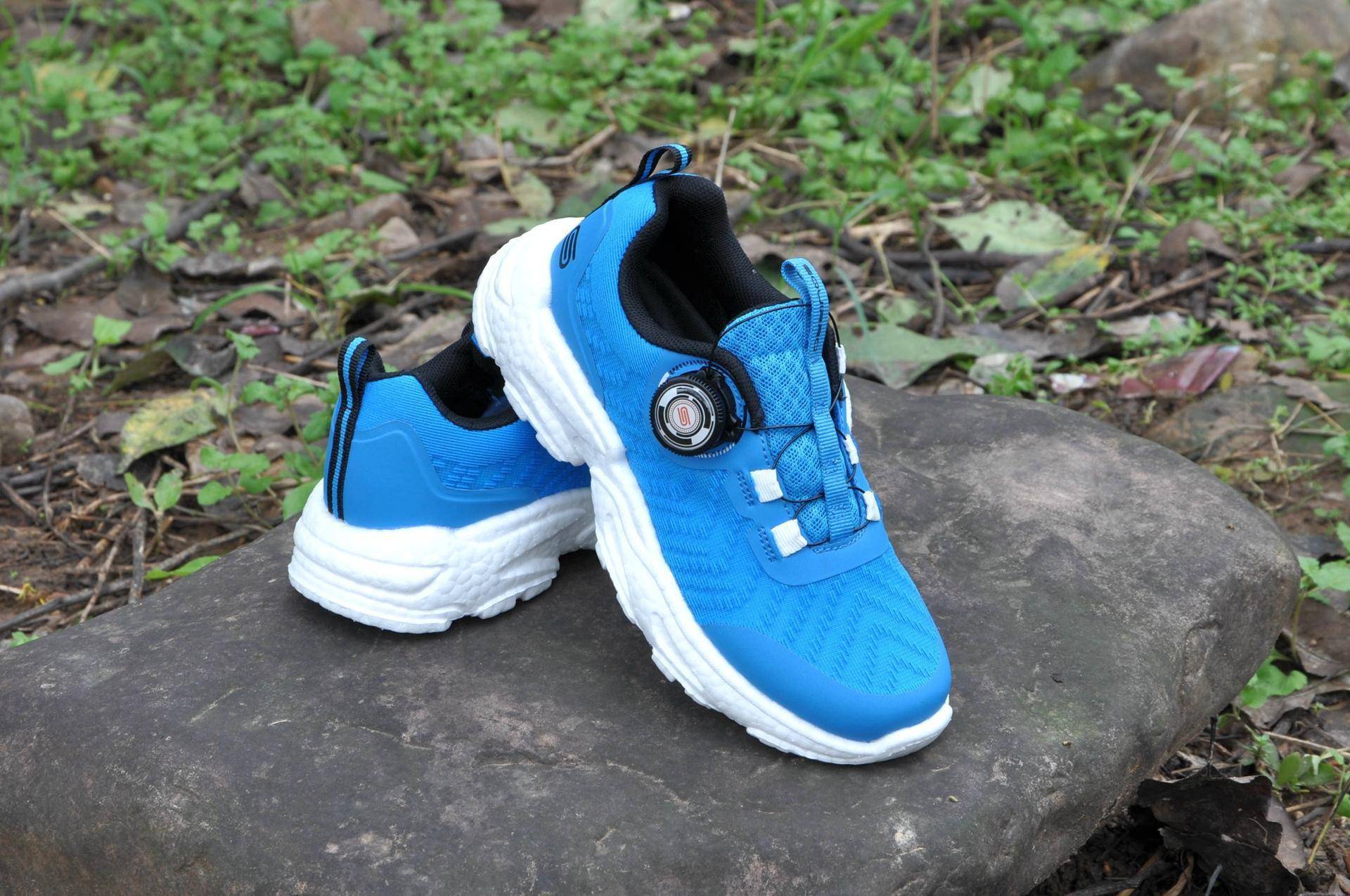 轻弹透气旋钮系带更方便穿脱这是一双适合中大童的跑鞋(图12)