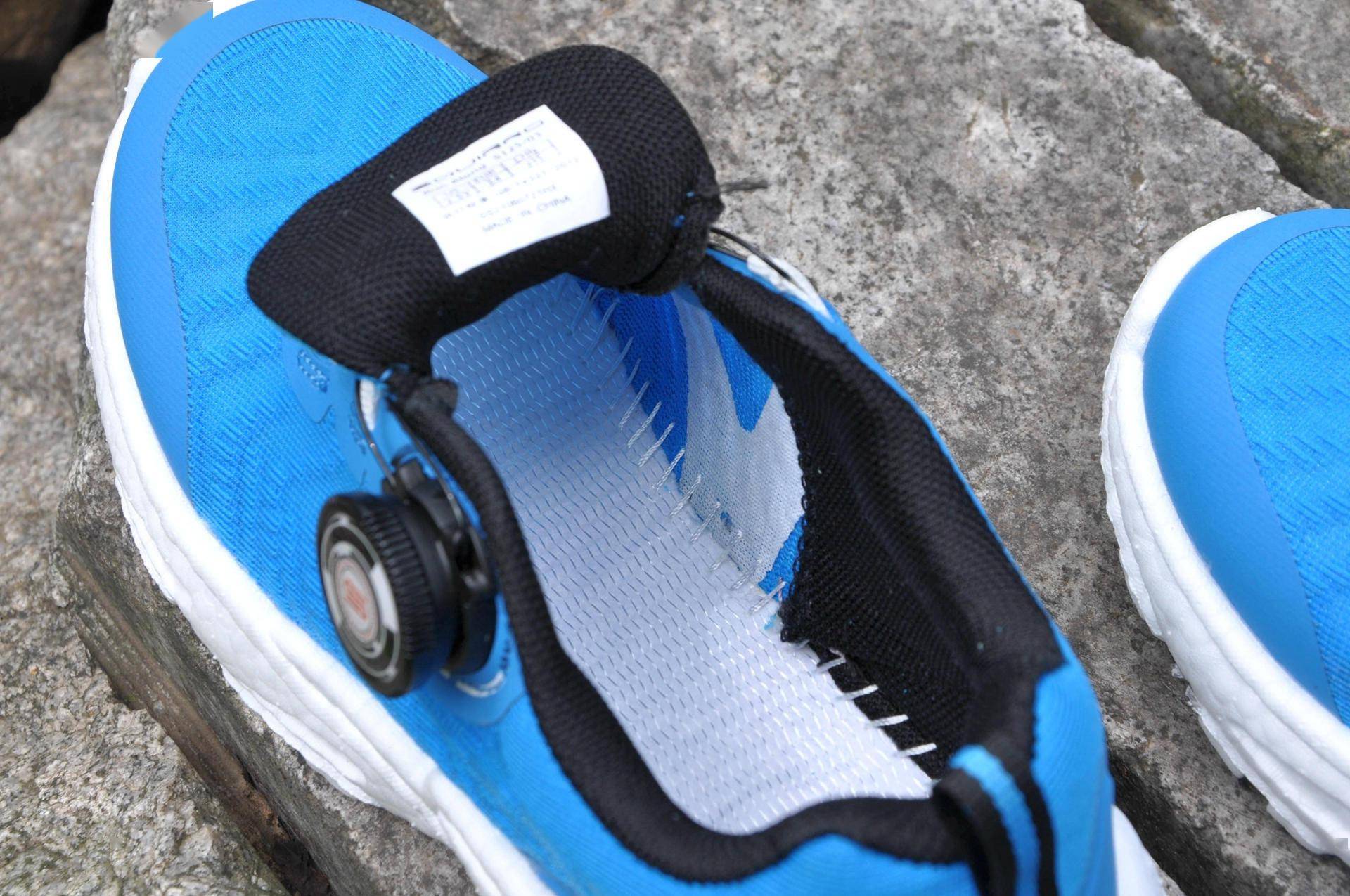 轻弹透气旋钮系带更方便穿脱这是一双适合中大童的跑鞋(图16)