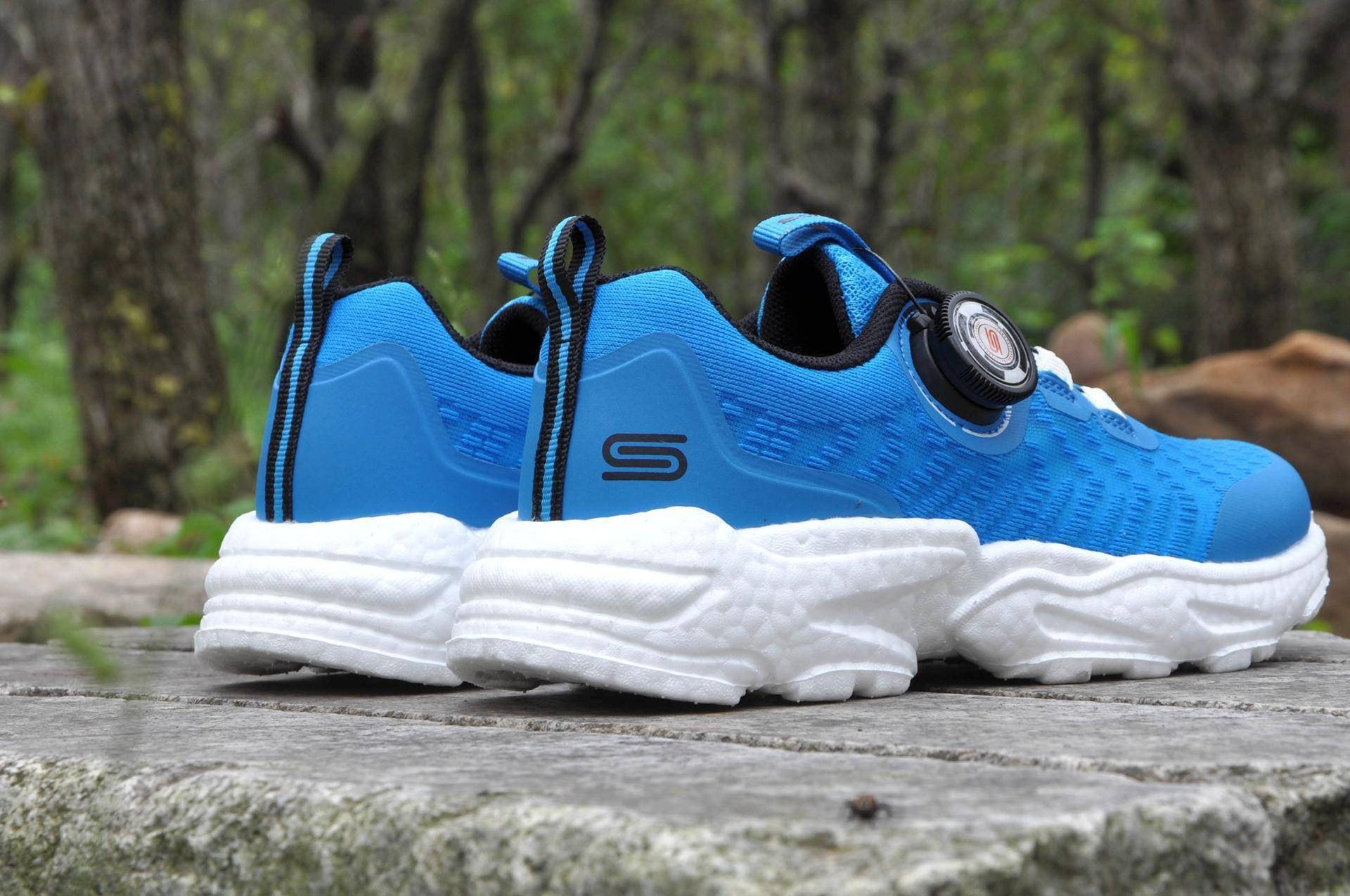 轻弹透气旋钮系带更方便穿脱这是一双适合中大童的跑鞋(图17)