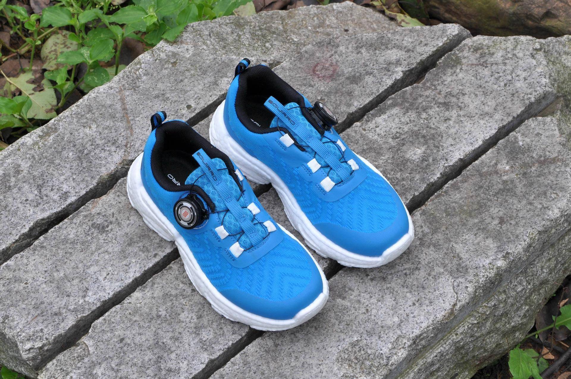 轻弹透气旋钮系带更方便穿脱这是一双适合中大童的跑鞋(图18)