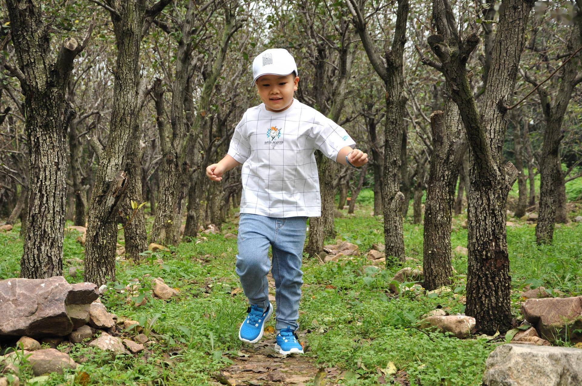 轻弹透气旋钮系带更方便穿脱这是一双适合中大童的跑鞋(图19)